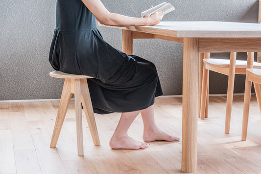 シンプルなのに主役級。無垢材のMITSUKIスツール【国産家具】｜SHIKI